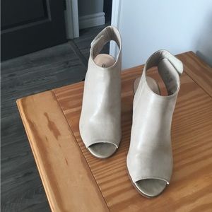 Woman’s open shoes size 7 Brand Call it spring